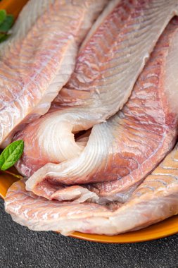 Çiğ çiğ balık morina balığı ya da taze yemek atıştırmalığı masada fotokopi uzayı arka plan kırsal üst görüş keto ya da paleo diyet vejetaryen yemeği