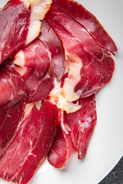 Ördek göğsü magret tütsülenmiş kümes hayvanları taze yemek aperatifleri masa üzerinde fotokopi alanı arka plan kırsal üst görünüm