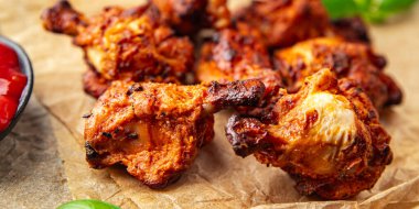 Tavuk kanadı BBQ kızarmış tavuk ızgara taze yemek aperatifleri masa üzerinde fotokopi uzay yiyecek arka plan kırsal üst görünüm