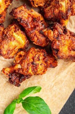 Tavuk kanadı BBQ kızarmış tavuk ızgara taze yemek aperatifleri masa üzerinde fotokopi uzay yiyecek arka plan kırsal üst görünüm