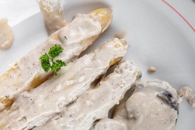 beyaz kuşkonmaz krema soslu taze yemek aperatifi masada fotokopi uzayı arka plan kırsal üst görüş keto veya paleo diyet vejetaryen gıda