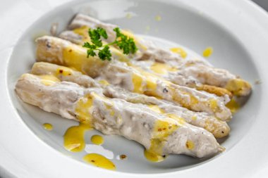 beyaz kuşkonmaz krema soslu taze yemek aperatifi masada fotokopi uzayı arka plan kırsal üst görüş keto veya paleo diyet vejetaryen gıda