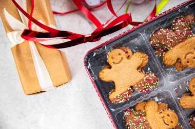 Zencefilli adam tatlı noel kurabiyeleri zencefilli kurabiye Noel arkaplanı Noel tatili taze yemek abur cuburu masa üzerinde fotokopi uzayı arka plan manzarası