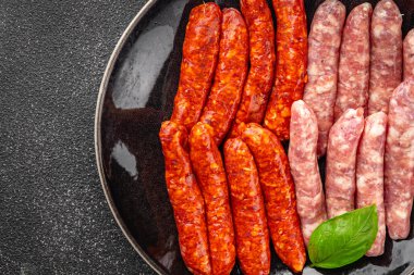 Çiğ sosis, domuz eti, tavuk, kuzu eti, taze lezzetli gurme yemek arkaplanı masanın kırsal kesiminde fotokopi alanı.