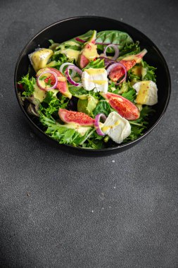 İncir salatası yeşil marul, incir, yumuşak peynir taze yemek aperatifi masa üzerinde fotokopi uzay yemeği arka plan kırsal üst görüş keto veya paleo diyet vejetaryen gıda