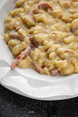 makarna spaetzle yumurta makarna düzensiz şekilli taze yemek aperatifleri masa üzerinde fotokopi alanı arka plan kırsal üst görünüm