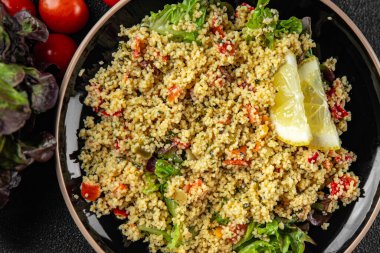 Sebzeli tabbouleh bulgur kuskus. Lezzetli vejetaryen ve vejetaryen yemekleri. Arka planda yemek.