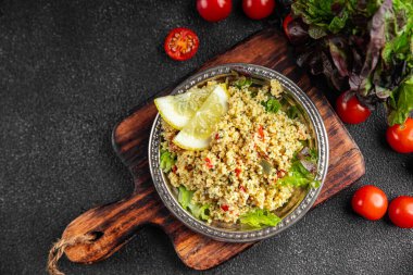 Sebzeli tabbouleh bulgur kuskus. Lezzetli vejetaryen ve vejetaryen yemekleri. Arka planda yemek.