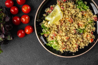 Sebzeli tabbouleh bulgur kuskus. Lezzetli vejetaryen ve vejetaryen yemekleri. Arka planda yemek.