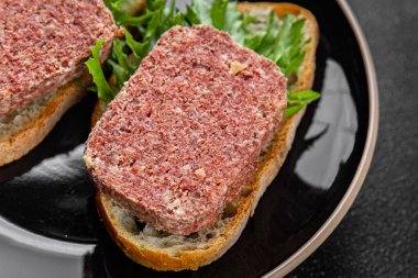 Sandviç spam et taze yemek aperatifleri masa üzerinde fotokopi uzay yiyecek arka plan kırsal üst görünüm