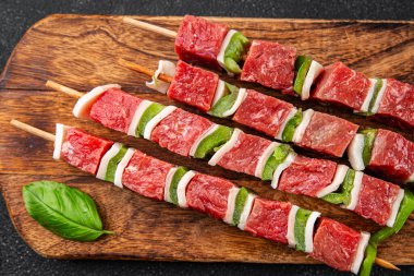 Çiğ kebap et ve sebze domuz eti, domuz yağı, biber, sebze yemeği taze lezzetli gurme yemek arka planı masa rustik gıda üst görünümü fotokopi alanı