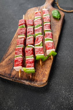 Çiğ kebap et ve sebze domuz eti, domuz yağı, biber, sebze yemeği taze lezzetli gurme yemek arka planı masa rustik gıda üst görünümü fotokopi alanı