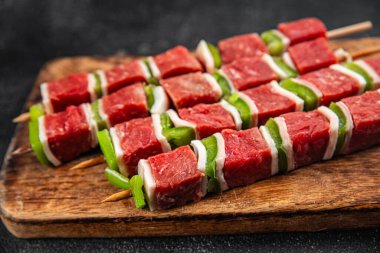 Çiğ kebap et ve sebze domuz eti, domuz yağı, biber, sebze yemeği taze lezzetli gurme yemek arka planı masa rustik gıda üst görünümü fotokopi alanı