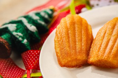 Madeleine, tatlı bisküvi tatlı Noel kurabiyesi lezzetli Noel ziyafeti taze lezzetli gurme yemek arkaplanı masanın kırsal kesimlerinde fotokopi odası manzarası