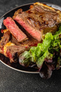 Etli biftek ızgara sulu et taze lezzetli gurme yemek arka planı masa rustick gıda üst görünüm fotokopi alanı