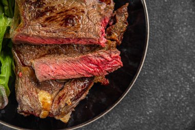 Etli biftek ızgara sulu et taze lezzetli gurme yemek arka planı masa rustick gıda üst görünüm fotokopi alanı