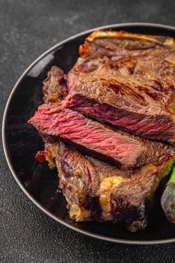 Etli biftek ızgara sulu et taze lezzetli gurme yemek arka planı masa rustick gıda üst görünüm fotokopi alanı