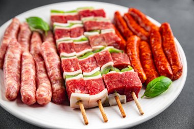 Çiğ sosis, sulu domuz eti, taze gurme yemek arkaplanı rustick yiyecekleri üst görünüm fotokopi alanı.