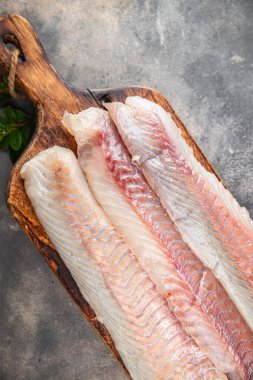 balık fileto çiğ beyaz balık morina ya da masa üzerinde taze yemek atıştırmalığı fotokopi uzay yiyecek arka plan kırsal üst görünüm 