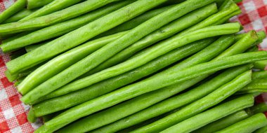 yeşil fasulye taze sebze taze fasulye taze yemek aperatif masada fotokopi uzay yiyecek arka plan kırsal üst görüş keto veya paleo diyet vejetaryen gıda