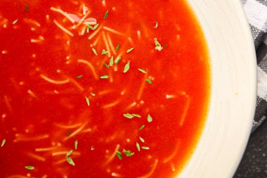 Vermicelli gazpacho ile domates çorbası ilk tabak taze lezzetli gurme yemek arkaplanı masanın üzerinde rustik yemekler fotokopi alanı keto ve paleo diyet vejetaryen ve vejetaryen yemekleri