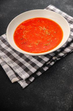 Vermicelli gazpacho ile domates çorbası ilk tabak taze lezzetli gurme yemek arkaplanı masanın üzerinde rustik yemekler fotokopi alanı keto ve paleo diyet vejetaryen ve vejetaryen yemekleri