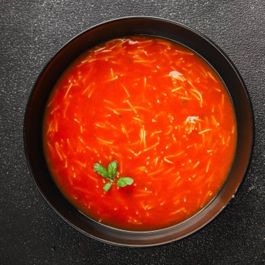 Vermicelli gazpacho ile domates çorbası ilk tabak taze lezzetli gurme yemek arkaplanı masanın üzerinde rustik yemekler fotokopi alanı keto ve paleo diyet vejetaryen ve vejetaryen yemekleri