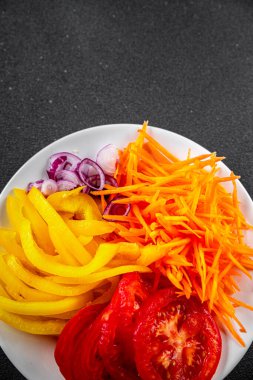 Salata kasesi taze sebze tabağı domates, havuç, biber, soğan sulu taze gurme yemek arkaplanı masa rustik gıda üst görünümü fotokopi alanı