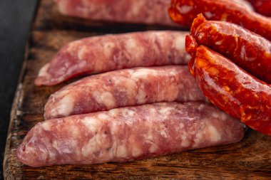 Sosisler et, domuz eti, tavuk, kuzu eti taze lezzetli gurme yemek arkaplanı masa kırsal gıdalar üst görünüm fotokopi alanı