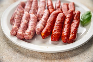 Sosisler et, domuz eti, tavuk, kuzu eti taze lezzetli gurme yemek arkaplanı masa kırsal gıdalar üst görünüm fotokopi alanı