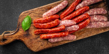 Sosisler et, domuz eti, tavuk, kuzu eti taze lezzetli gurme yemek arkaplanı masa kırsal gıdalar üst görünüm fotokopi alanı