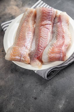 Çiğ çiğ balık morina balığı ya da taze yemek atıştırmalığı masada fotokopi uzayı arka plan kırsal üst görüş keto ya da paleo diyet vejetaryen yemeği