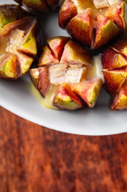İncirli peynirli camembert peyniri ya da peynirli çerez. Fotokopi masasında.