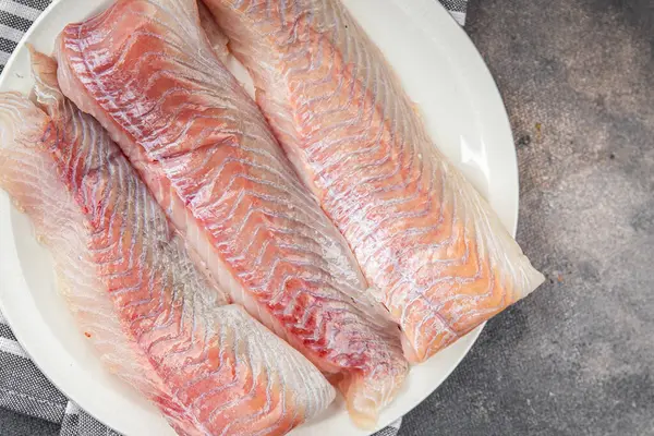 Çiğ çiğ balık morina balığı ya da taze yemek atıştırmalığı masada fotokopi uzayı arka plan kırsal üst görüş keto ya da paleo diyet vejetaryen yemeği