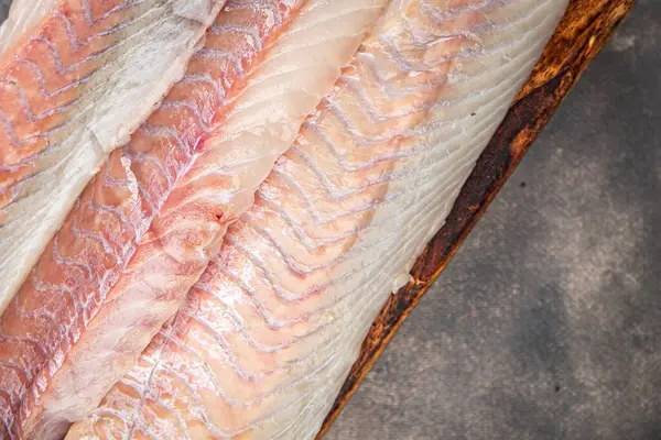 Çiğ çiğ balık morina balığı ya da taze yemek atıştırmalığı masada fotokopi uzayı arka plan kırsal üst görüş keto ya da paleo diyet vejetaryen yemeği