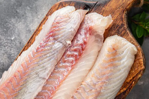 Çiğ çiğ balık morina balığı ya da taze yemek atıştırmalığı masada fotokopi uzayı arka plan kırsal üst görüş keto ya da paleo diyet vejetaryen yemeği