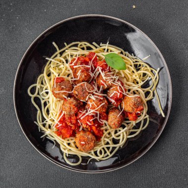 Domates soslu spagetti köftesi masada taze yemek atıştırmalığı fotokopi alanı kırsal arka plan manzarası