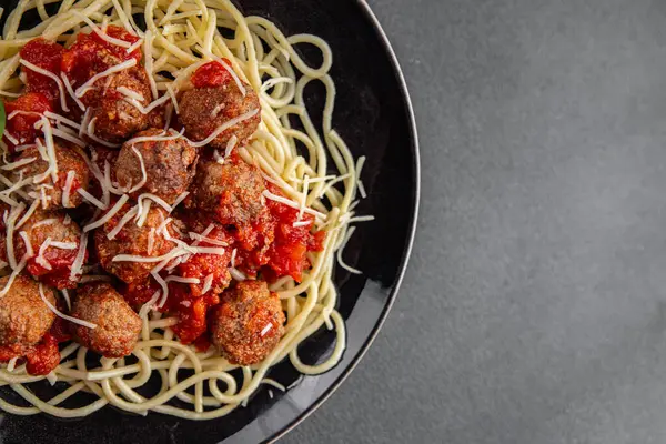 Domates soslu spagetti köftesi masada taze yemek atıştırmalığı fotokopi alanı kırsal arka plan manzarası