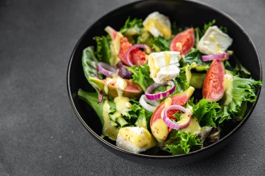 İncir salatası yeşil marul, incir, yumuşak peynir taze yemek aperatifi masa üzerinde fotokopi uzay yemeği arka plan kırsal üst görüş keto veya paleo diyet vejetaryen gıda