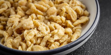 Spaetzle yumurta makarna düzensiz şekilli taze yemek aperatifleri masa üzerinde fotokopi alanı arka plan kırsal üst görünüm