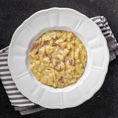 Spaetzle yumurta makarna düzensiz şekilli taze yemek aperatifleri masa üzerinde fotokopi alanı arka plan kırsal üst görünüm