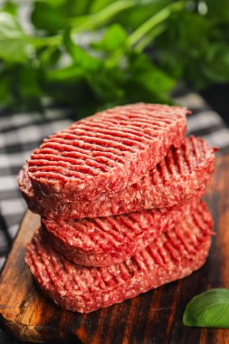 Çiğ pirzola taze et burger, domuz eti, tavuk, hindi ikinci yemek lezzetli gurme yemek arka planı masa rustik gıda üst görünümü kopya alanı