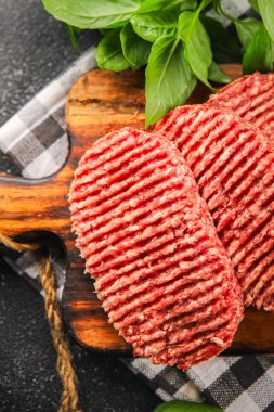 Çiğ pirzola taze et burger, domuz eti, tavuk, hindi ikinci yemek lezzetli gurme yemek arka planı masa rustik gıda üst görünümü kopya alanı