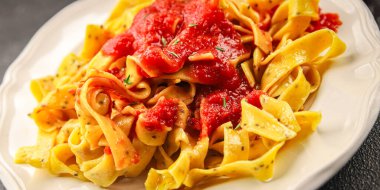 Makarna tagliatelle domates sosu. İkinci tabak lezzetli yemek. Lezzetli gurme yemek arkaplanı.