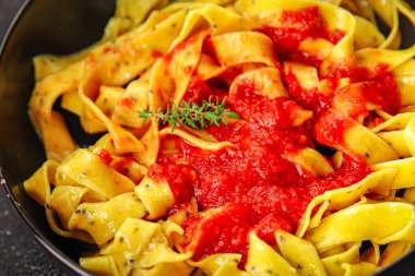 Makarna tagliatelle domates sosu. İkinci tabak lezzetli yemek. Lezzetli gurme yemek arkaplanı.
