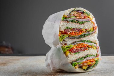 Sandviç katmanları sebzeler ve jambon konserve jambonlar masada taze yemek atıştırmalıkları fotokopi uzayı arka plan kırsal manzarası