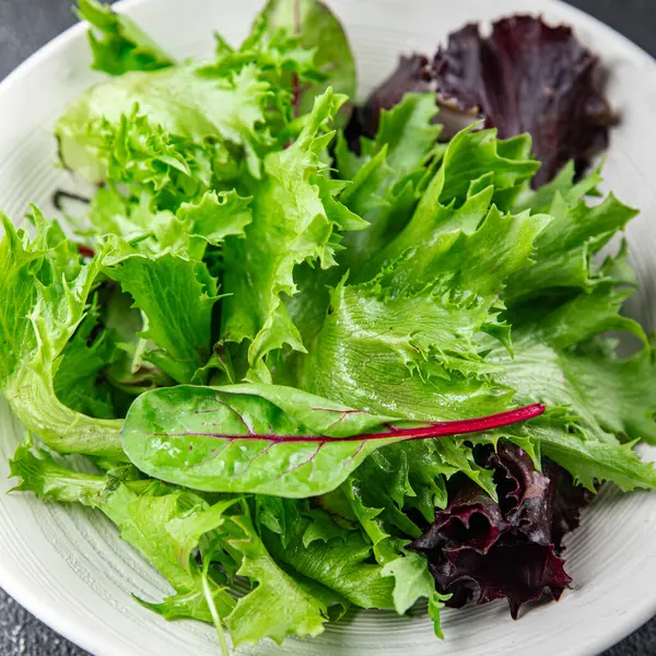 Salata yeşil yapraklar salata taze yemek aperatifleri masanın üzerinde fotokopi uzayı arka plan kırsal üst görünüm keto veya paleo diyet vejetaryen gıda karıştırın