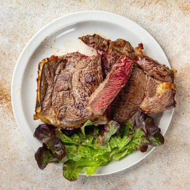 Biftek ızgara ızgara sulu biftek rustick yemek masasında taze lezzetli gurme yemek arka planı fotokopi odası