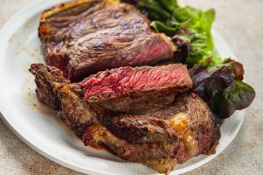 Biftek ızgara ızgara sulu biftek rustick yemek masasında taze lezzetli gurme yemek arka planı fotokopi odası