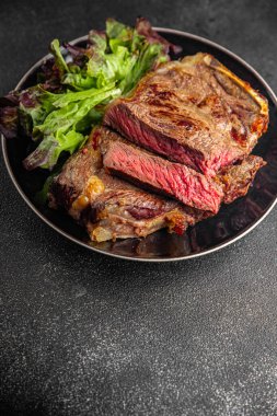 Biftek ızgara ızgara sulu biftek rustick yemek masasında taze lezzetli gurme yemek arka planı fotokopi odası